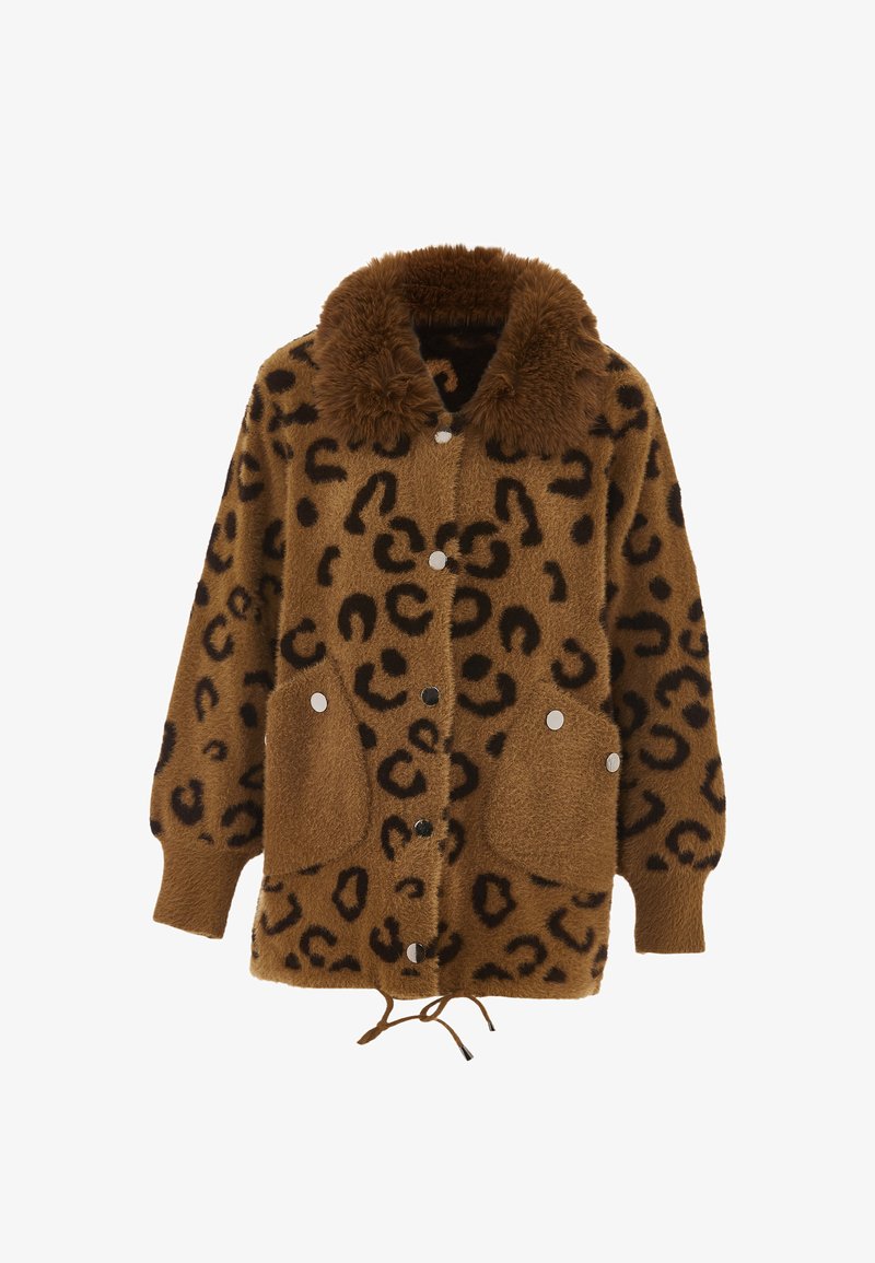 Hnědý kožich z umělé kožešiny s černými leopardími skvrnami, velkým límcem, druky, dvěma předními kapsami a nastavitelným šňůrovým lemem.