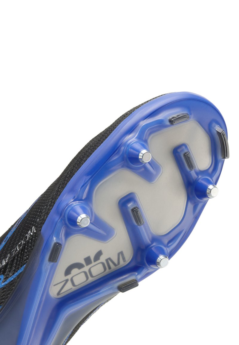 Suola di scarpini da calcio con piastre di plastica blu e tacchetti in metallo, con marchio "ZOOM" su una scarpa nera e blu.