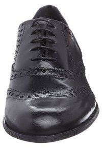 Svarta läder oxfordskor med perforerad detaljering, stängt snörningssystem och en slät yta. Har rundad tå och platt sula.