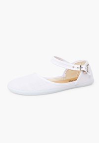 Chaussure plate blanche avec bout arrondi fermé, bride de cheville avec boucle argentée et semelle claire adaptée à un usage quotidien.