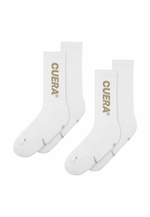 Deux paires de chaussettes blanches montantes avec des bords côtelés et le mot "CUERA" imprimé en beige sur le côté, sur fond blanc.