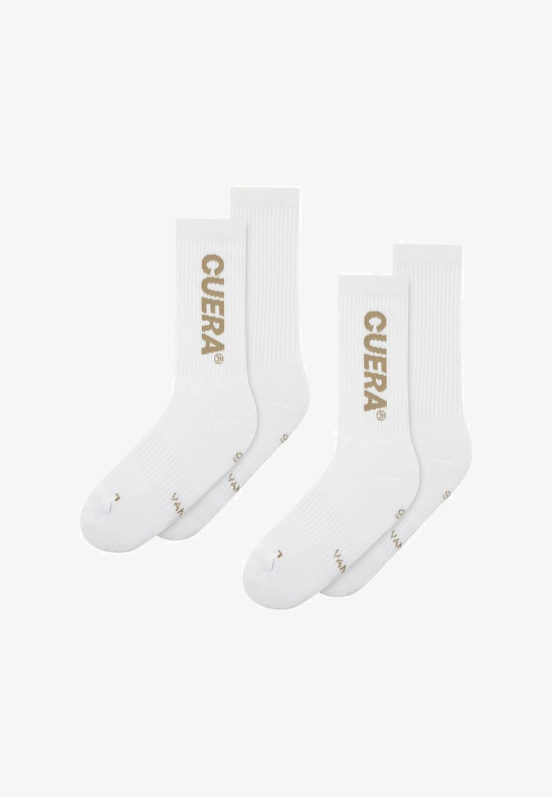 Deux paires de chaussettes blanches montantes avec des bords côtelés et le mot "CUERA" imprimé en beige sur le côté, sur fond blanc.