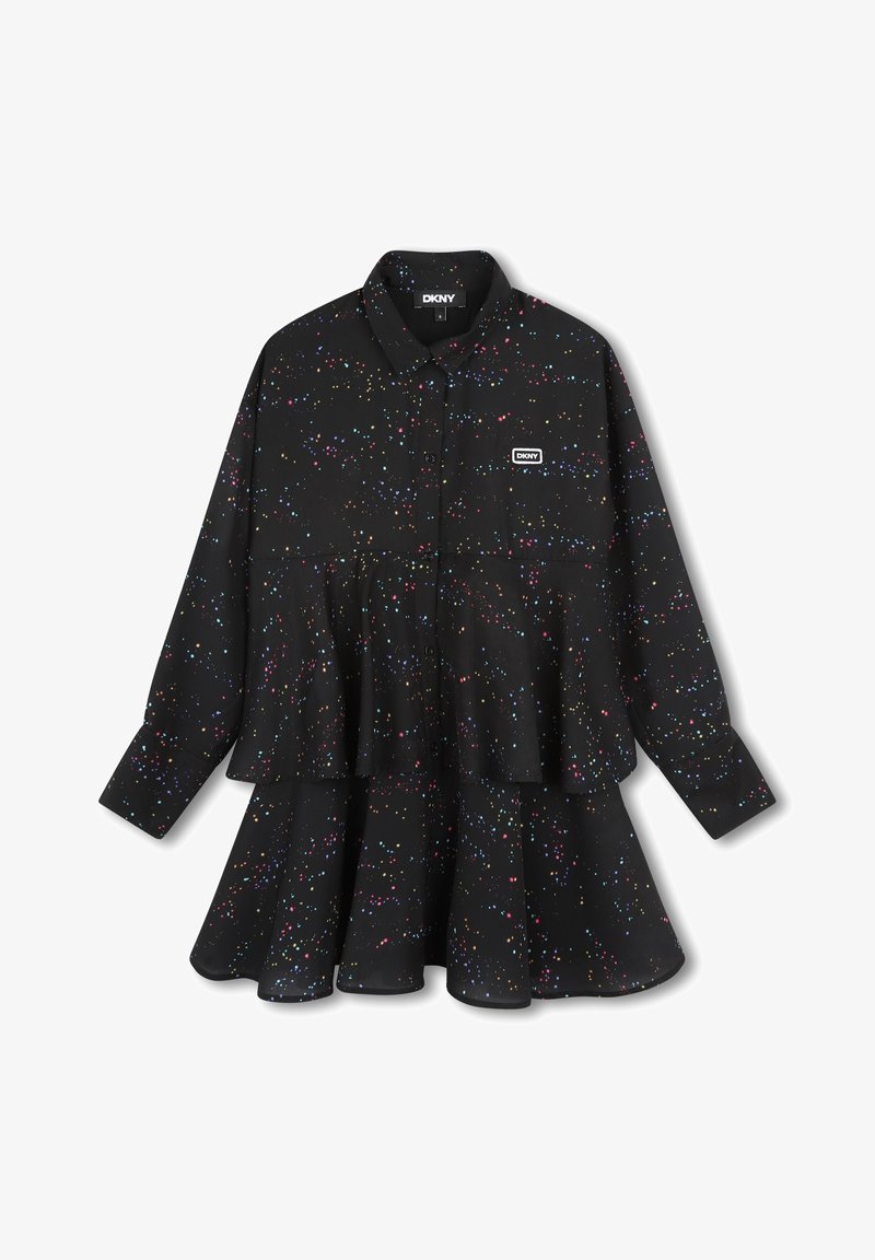 Robe noire à boutons avec un design à volants empilés. Taches multicolores sur l'ensemble du tissu. Manches longues avec poignets boutonnés. Logo DKNY.