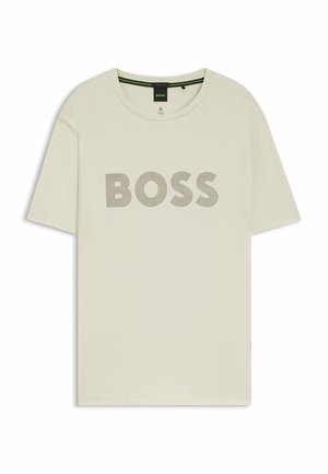 Beige T-shirt met korte mouwen en ronde hals, met de tekst "BOSS" in grijze concentrische lijnen op de voorkant in het midden gedrukt.