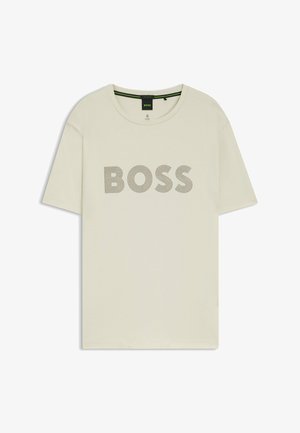 T-shirt beige a maniche corte con collo rotondo e stampa del testo "BOSS" in linee concentriche grigie al centro davanti.