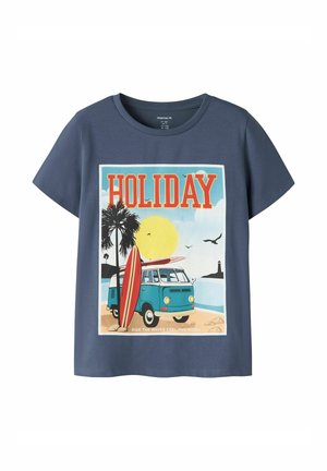 Blauw T-shirt met een strandtafereel bedrukt met een vintage busje, surfplank, palmbomen, zon, vogels en het woord "HOLIDAY" in vetgedrukte letters.