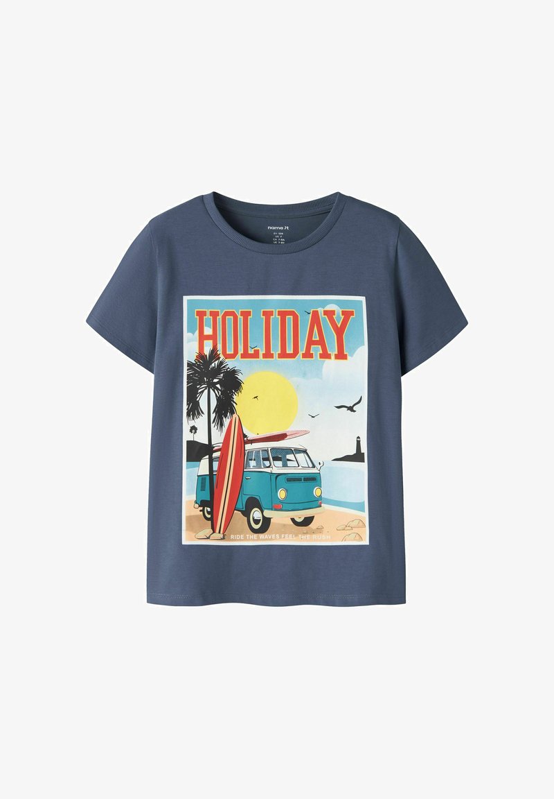 Μπλε μπλουζάκι με στάμπα παραλίας που απεικονίζει ένα vintage βαν, σανίδα του σερφ, φοίνικες, ήλιο, πουλιά και τη λέξη "HOLIDAY" με έντονα γράμματα.