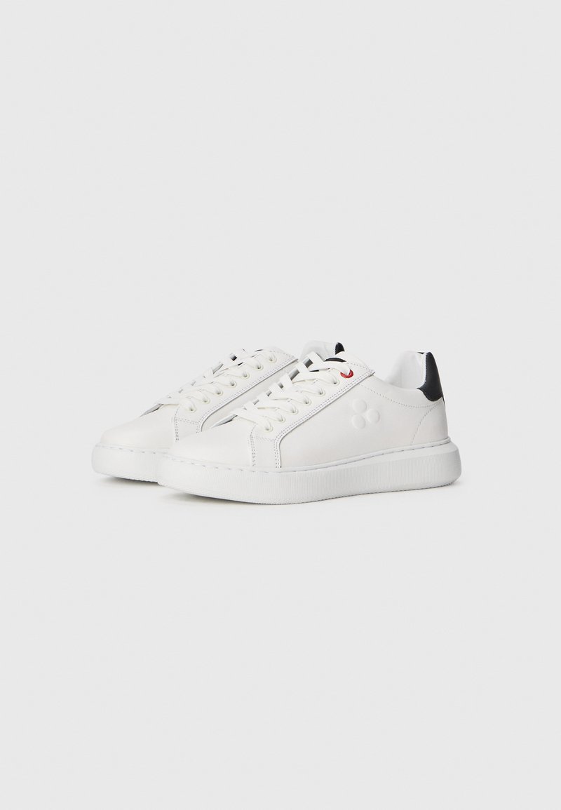 Sneakers bianche in pelle con finitura liscia, punta rotonda, lacci piatti e suola bianca texturizzata. Tassello sul tallone nero e dettaglio del logo di lato.