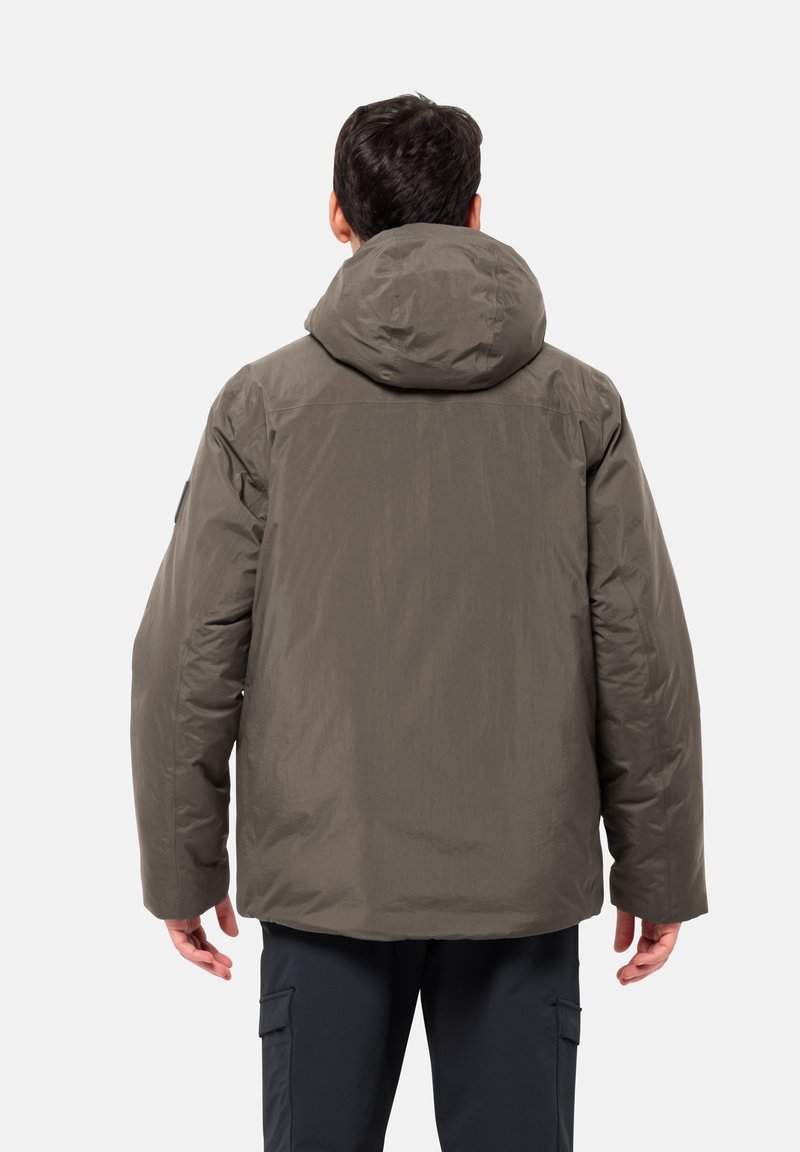 Padded jacket in olive green with a large hood, featuring a smooth texture and concealed seams, designed for warmth and comfort.