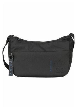 Borsa a spalla in tessuto nero con chiusura a zip, presenta un'etichetta con logo, design piatto e superficie testurizzata. Compatta e versatile per l'uso quotidiano.