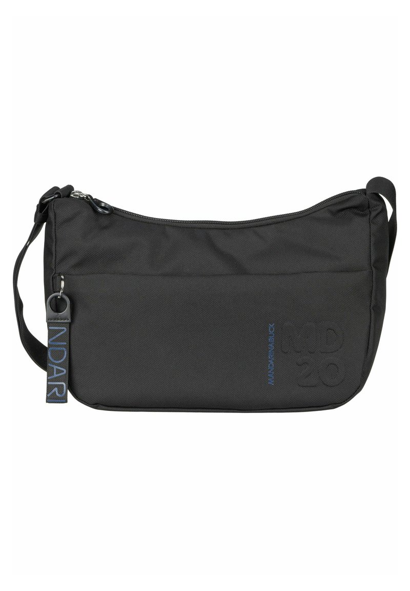 Bolso de hombro de tela negra con cierre de cremallera, presenta una etiqueta con logo, diseño plano y superficie texturizada. Compacto y versátil para el uso diario.