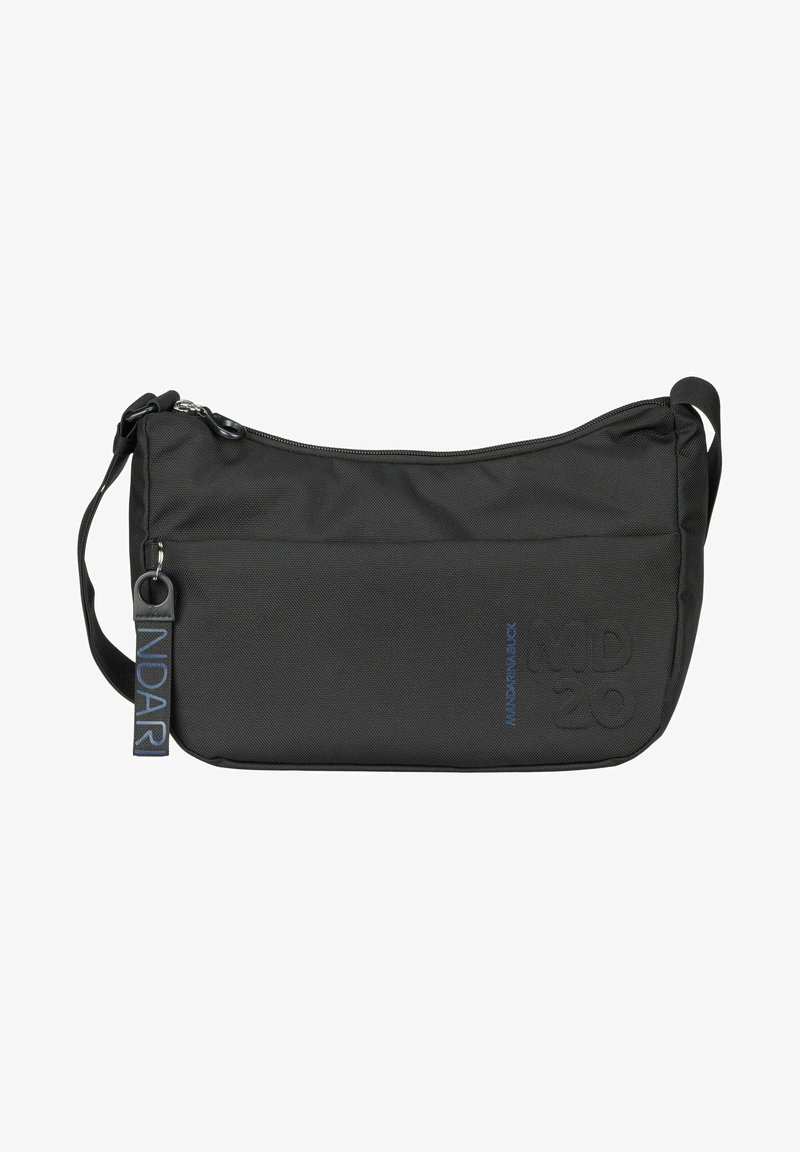 Borsa a spalla in tessuto nero con chiusura a zip, presenta un'etichetta con logo, design piatto e superficie testurizzata. Compatta e versatile per l'uso quotidiano.