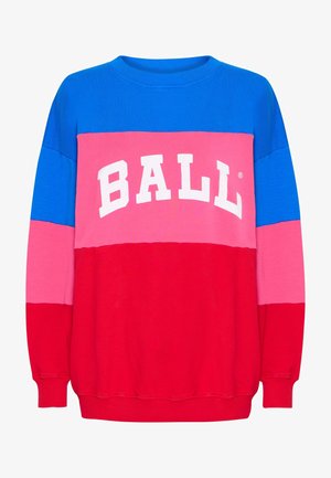 Fargeblokkert hettegenser med blå, rosa og røde seksjoner. Fronten viser ordet "BALL" i fete hvite bokstaver. Lange ermer, rund hals.