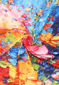 Kolorowa tkanina z kwiatowym wzorem w żywych odcieniach niebieskiego, różowego, czerwonego, żółtego i pomarańczowego, o jedwabistej, gładkiej fakturze.