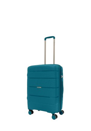 Valigia rigida di colore teal con strisce orizzontali testurizzate, manico retrattile e quattro ruote nere per la mobilità.