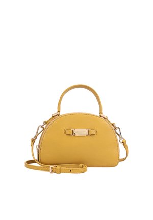 Kleine mosterdgele handtas met afgeronde bovenkant, korte handgreep, afneembare schouderriem en een centraal geplaatst gouden merkplaatje.