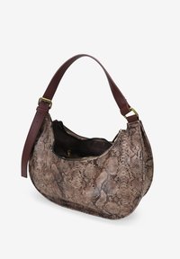 Bolso hobo en cuero de imitación de serpiente marrón texturizado con una correa burdeos y herrajes dorados, que cuenta con un cierre de cremallera y un bolsillo interno.