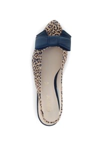 Leopardprint platte schoen met een spitse neus, donkerblauwe strikaccent en een beige binnenkant. Beschikt over een zachte textuur en een lage profielzool.