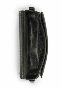 Czarna skórzana kopertówka o strukturalnym designie, teksturowanym wykończeniu i pikowanej czarnej podszewce z subtelnym wzorem. Otwarta, ukazująca wnętrze.