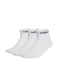 Calcetines tobilleros blancos de mezcla de algodón. Presentan un logo negro de "adidas" en el puño. Conjunto de tres pares, textura suave y forma ajustada.