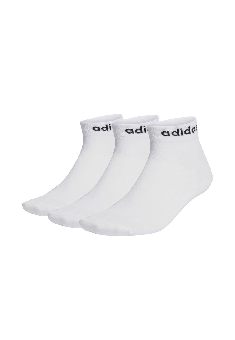 Calcetines tobilleros blancos de mezcla de algodón. Presentan un logo negro de "adidas" en el puño. Conjunto de tres pares, textura suave y forma ajustada.