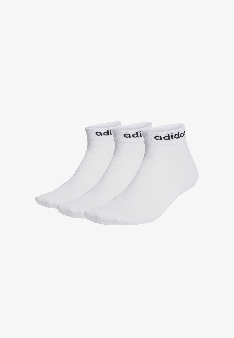 Calcetines tobilleros blancos de mezcla de algodón. Presentan un logo negro de "adidas" en el puño. Conjunto de tres pares, textura suave y forma ajustada.