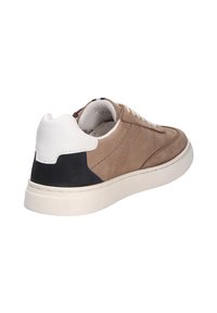 Braune Wildleder-Sneaker mit weißem Leder-Ferseneinsatz, marineblauen Akzenten und weißen Schnürsenkeln. Verfügt über eine strukturierte Gummisohle und gestickte Details.