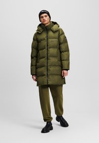 Karl Lagerfeld Jeans HOODED LONGLINE PUFFER COAT - Zimski plašč - ivy green