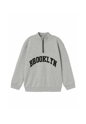 Felpa grigia chiara a maniche lunghe con la scritta nera "BROOKLYN" sul davanti e una corta cerniera nera al collo.