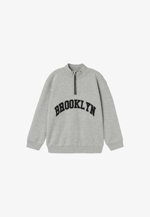 Lysegrå sweatshirt med lange ærmer, sort "BROOKLYN" tekst på forsiden og en kort sort lynlås ved kraven.