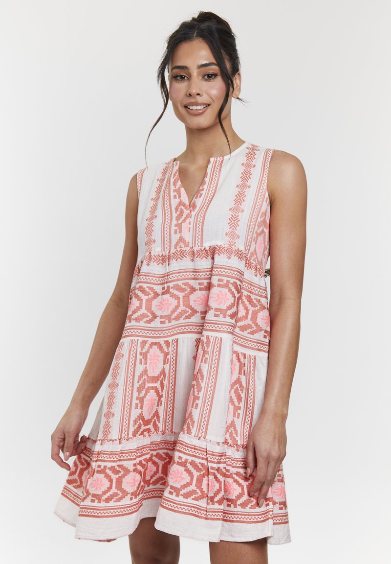 Ärmelloses Kleid aus leichtem Stoff mit rosa geometrischen und floralen Mustern. Es hat einen V-Ausschnitt und einen geschichteten Rüschensaum.