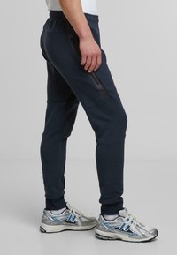 Mister Tee Treniņtērpa apakšdaļas - dark blue