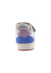 Sneaker bianco con accenti multicolori: dettagli in suede blu, viola e verde; strap in velcro; tacco arrotondato; suola in gomma con fondo rosa.