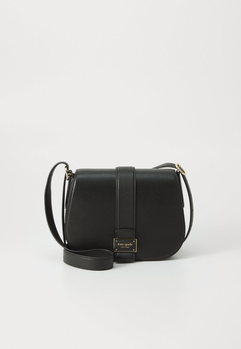 Sort læder crossover-tasker med et struktureret design, flad klaplukning og et logo-plade i guldfarvet metal. Justerbar rem inkluderet.