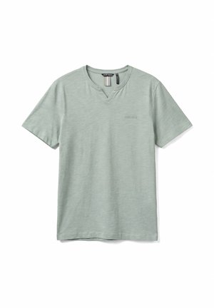 Camiseta de manga corta verde claro con cuello en V, textura sutil, pequeño logo bordado en el pecho izquierdo y etiqueta de la marca dentro del cuello.