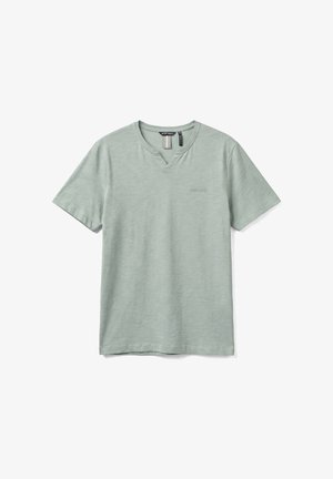 Camiseta de manga corta verde claro con cuello en V, textura sutil, pequeño logo bordado en el pecho izquierdo y etiqueta de la marca dentro del cuello.