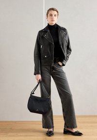 Anna Field Skulderveske - black