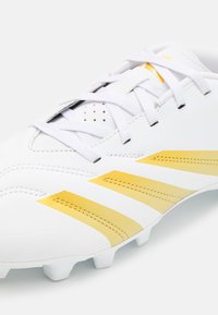 adidas Performance PREDATOR CLUB FXG - Kõva pinnase jalgpallisaapad - footwear white/gold metallic