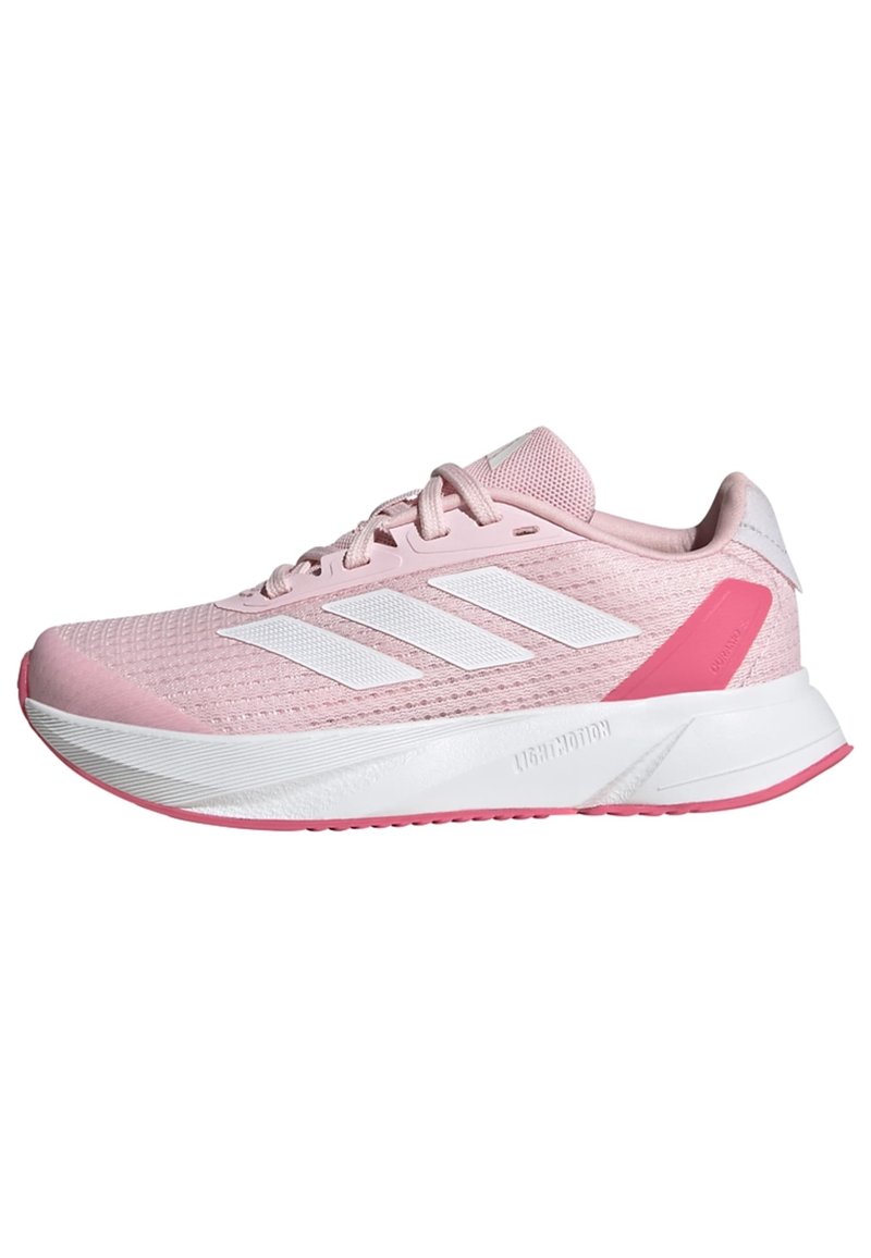 Scarpa atletica rosa con tomaia in rete, dettagli a strisce bianche, design testurizzato e suola rosa a contrasto. Presenta lacci e colletto imbottito.