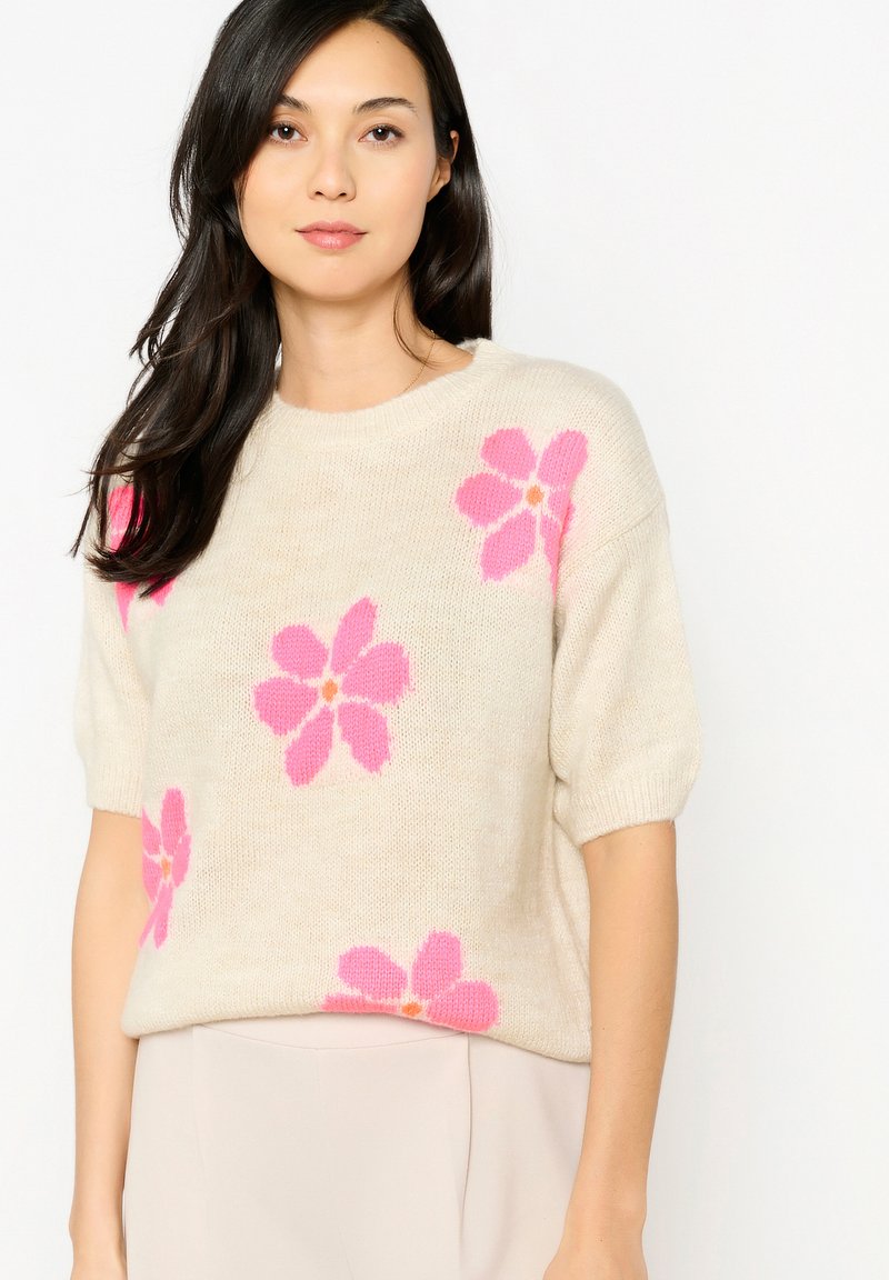 Helles beige Strickpullover mit kurzen, puffartigen Ärmeln und lebhaften pinken Blumenmustern. Weiche Textur und lockere Passform.