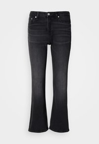 Sorte denimjeans med fem lommer, knap- og lynlåslukning, og let заполненный ben mod en ensfarvet hvid baggrund.