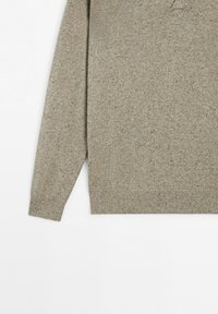 Leicht brauner Tweed-Strickpullover mit Rippenbündchen an Ärmeln und Saum, Ärmel- und Rumpfabschnitt vor weißem Hintergrund.