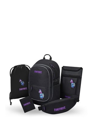 Zestaw czarnych toreb Fortnite, w tym plecak, torba na sznurkach, saszetka na pas, etui na dokumenty i mały portfel, wszystkie z fioletowym logo i naszywką z lamą.