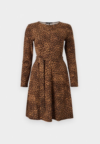 Καφέ φόρεμα με λεοπάρ σχέδιο, μακριά μανίκια, στρογγυλή λαιμόκοψη και ζώνη στη μέση. Σιλουέτα Α με φουσκωτή φούστα και λεία υφή υφάσματος.