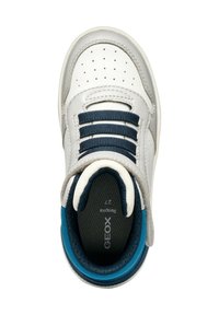 Zapatilla blanca de cuero con cordones azul marino, caja de puntera perforada y cuello acolchado. Cuenta con una plantilla texturizada y un diseño de suela geométrica.