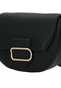 Bolso cruzado de piel texturizada negra con un cierre de solapa y un hebilla rectangular dorada, con la marca "Gabor" en el lateral.
