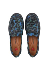 Instap schoenen met een meerkleurig luipaardpatroon in blauw en groen, van zacht materiaal, met zwarte accenten en een bruine leren binnenzool.