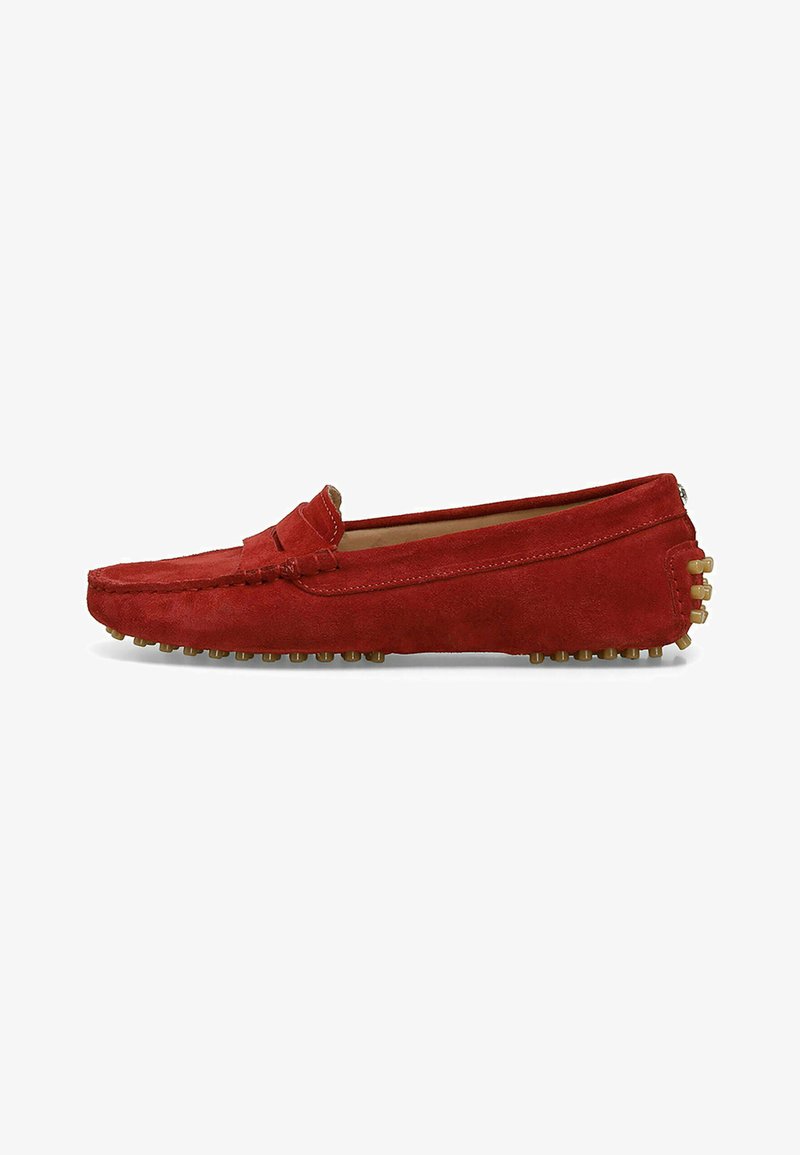 Karmiinpunased sametist loafersid ümarate varvastega, dekoratiivsete õmblustega ja kummist nööbilaadne tall, mis tagab hea haarde. Lihtne disain, madal profiil.