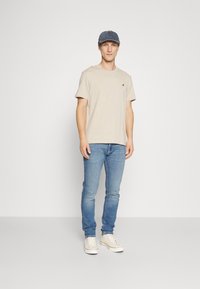 Pier One by Zalando - 3 PACK - Basic T-shirt - dark blue/beige/dark brown Thumbnail Image 1