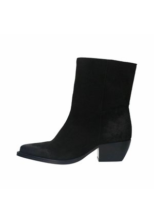 Zwarte suède enkellaarsjes met een vierkante neus en een brede hak. Gladde textuur en minimale details voor een strakke silhouet.